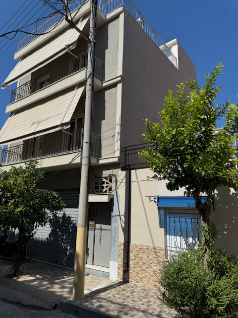 Τετραώροφη πολυκατοικία