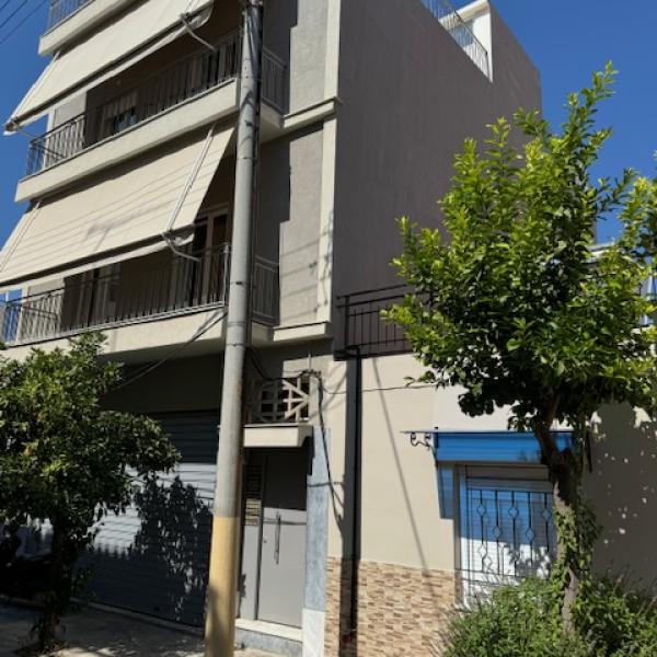 Τετραώροφη πολυκατοικία